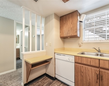 3823 S Maryland Parkway - Photo Thumbnail 10