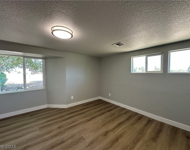 2590 N Murphy Street - Photo Thumbnail 6