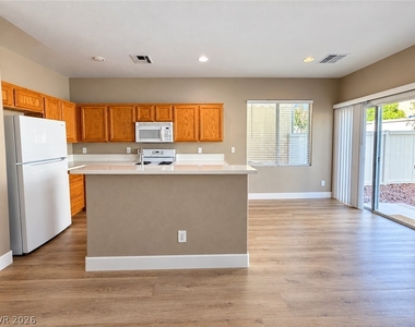8432 Viansa Loma Avenue - Photo Thumbnail 4