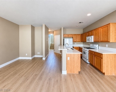 8432 Viansa Loma Avenue - Photo Thumbnail 2