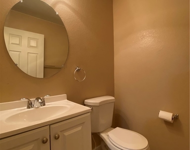 9212 Millikan Avenue - Photo Thumbnail 4