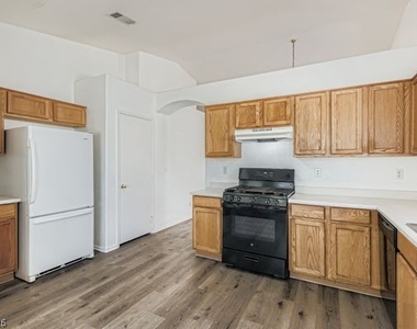 884 Cozy Valley Street - Photo Thumbnail 10