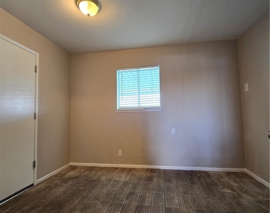 6508 Mecham Avenue - Photo Thumbnail 4