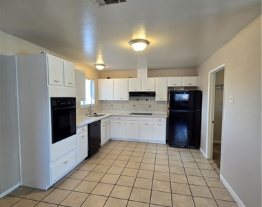 6508 Mecham Avenue - Photo Thumbnail 3