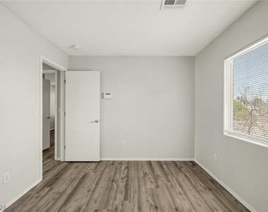 5244 Tipper Avenue - Photo Thumbnail 17