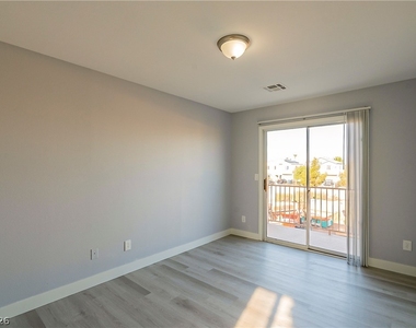 4052 Emerald Wood Street - Photo Thumbnail 12