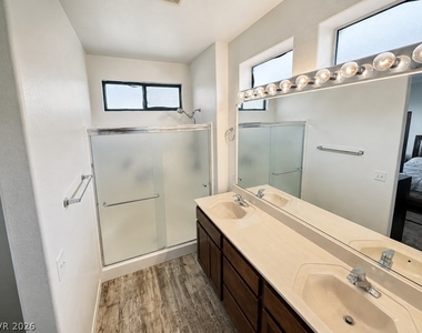 1935 Valley Center Drive - Photo Thumbnail 9