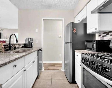 422 Plainville Drive Sw - Photo Thumbnail 3