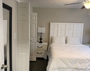 214 Oak Circle N - Photo Thumbnail 6