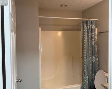 214 Oak Circle N - Photo Thumbnail 7