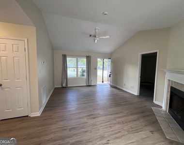 31 Oak Street - Photo Thumbnail 4