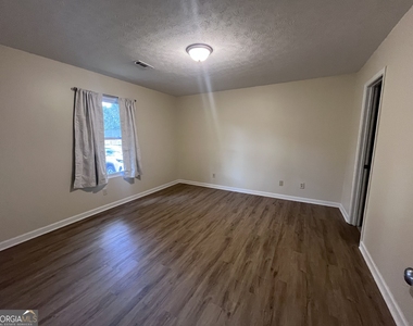 31 Oak Street - Photo Thumbnail 7