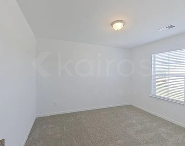 101 Silver Maple Lane - Photo Thumbnail 12