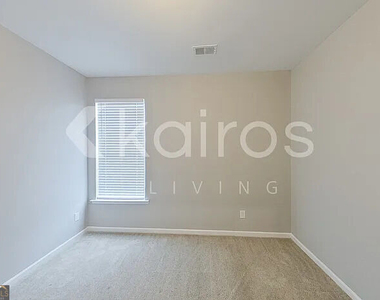 101 Silver Maple Lane - Photo Thumbnail 2