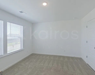 101 Silver Maple Lane - Photo Thumbnail 8