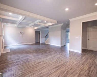 352 Newshaw Drive - Photo Thumbnail 3