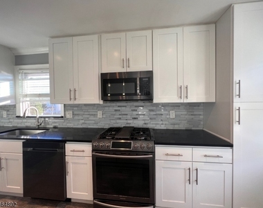 108 W Elm St - Photo Thumbnail 2