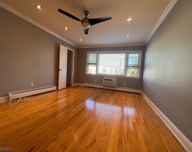 108 W Elm St - Photo Thumbnail 4