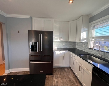 108 W Elm St - Photo Thumbnail 3
