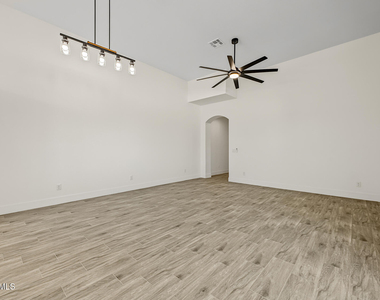 212 2nd Avenue E - Photo Thumbnail 7