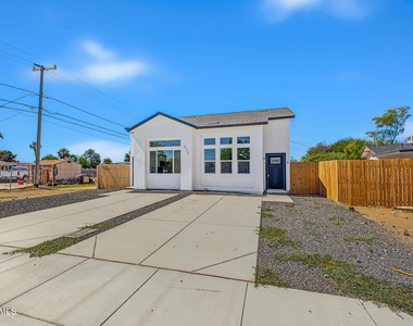 212 2nd Avenue E - Photo Thumbnail 5