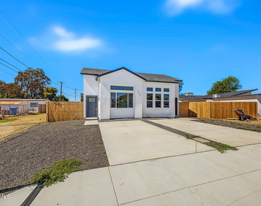 212 2nd Avenue E - Photo Thumbnail 3