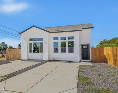 212 2nd Avenue E - Photo Thumbnail 4