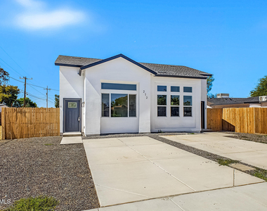212 2nd Avenue E - Photo Thumbnail 2