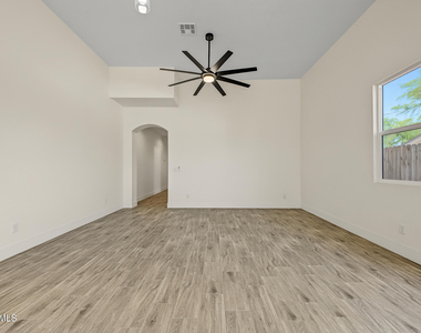 212 2nd Avenue E - Photo Thumbnail 10