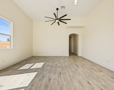 212 2nd Avenue E - Photo Thumbnail 7