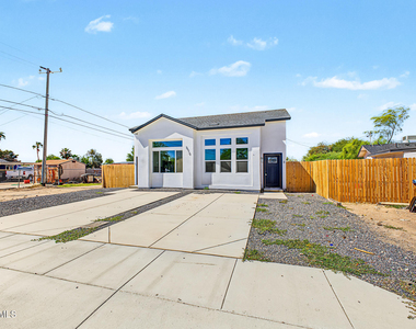 212 2nd Avenue E - Photo Thumbnail 2