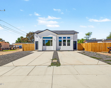 212 2nd Avenue E - Photo Thumbnail 1
