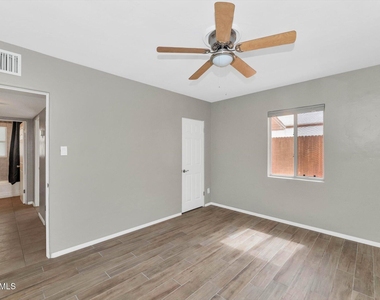 1127 S Una Avenue - Photo Thumbnail 13