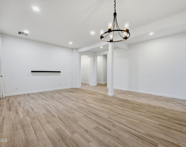 18110 W Paseo Way - Photo Thumbnail 12