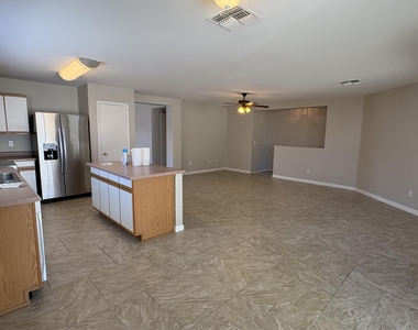 15774 W Watson Lane - Photo Thumbnail 7