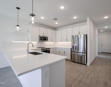 7908 W Frier Drive - Photo Thumbnail 3