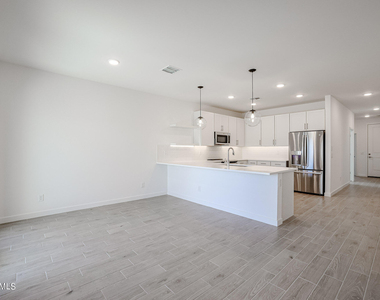 7908 W Frier Drive - Photo Thumbnail 8