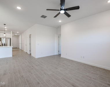 7908 W Frier Drive - Photo Thumbnail 10