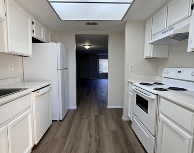1927 E Hampton Avenue - Photo Thumbnail 2
