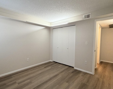 1927 E Hampton Avenue - Photo Thumbnail 6