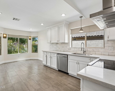 17181 N 52nd Avenue - Photo Thumbnail 5