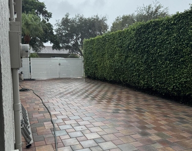 355 Se 7th Street - Photo Thumbnail 16