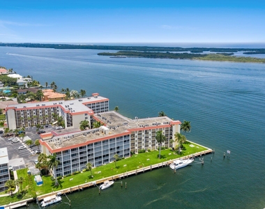 100 Paradise Harbour Boulevard - Photo Thumbnail 11