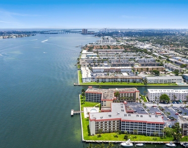100 Paradise Harbour Boulevard - Photo Thumbnail 16
