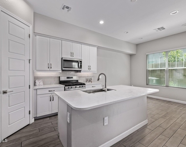 17118 N 50th Way - Photo Thumbnail 13
