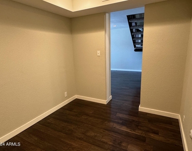 5611 N 79th Street - Photo Thumbnail 6