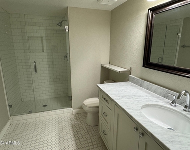 5611 N 79th Street - Photo Thumbnail 11