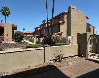 5611 N 79th Street - Photo Thumbnail 2