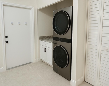 1065 Mulberry Place - Photo Thumbnail 5