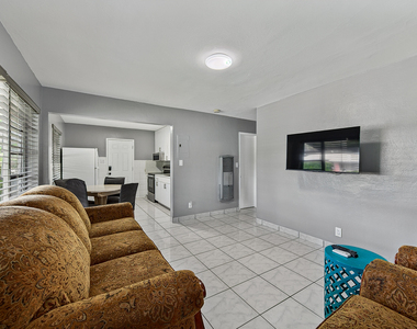 2312 Ne 4th Street - Photo Thumbnail 2